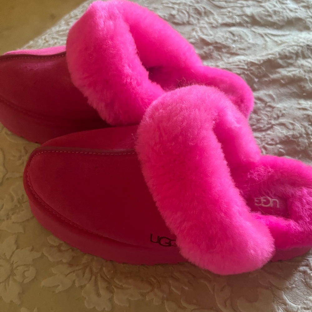 Size 9 new without tags UGG slippers, pink . Only tried on never worn .